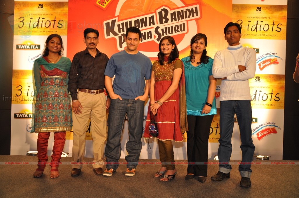 Aamir Khan meet Tata Tea-3 Idiots contest winners Event hd photo