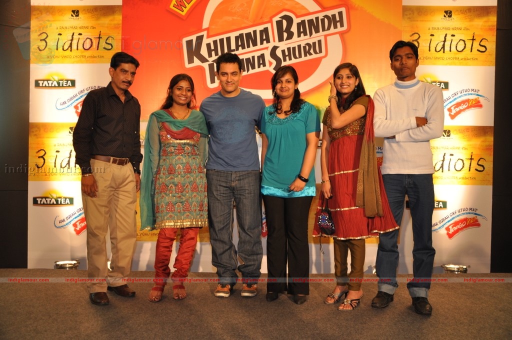 Aamir Khan meet Tata Tea-3 Idiots contest winners Event hd photo