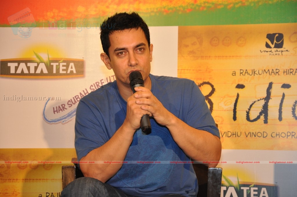 Aamir Khan meet Tata Tea-3 Idiots contest winners Event hd photo