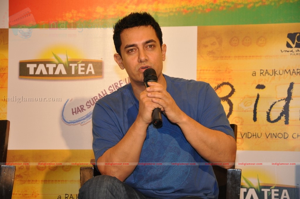 Aamir Khan meet Tata Tea-3 Idiots contest winners Event hd photo