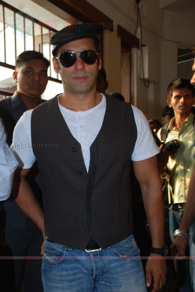 Salman Khan promotes Veer at college fest Event hd photo