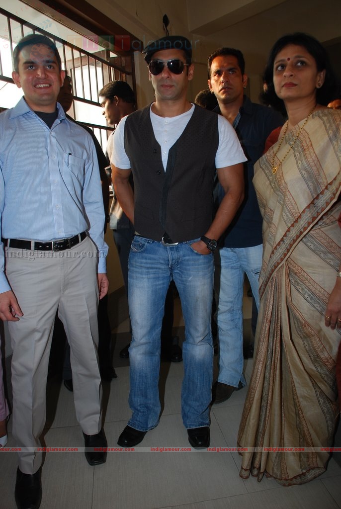 Salman Khan promotes Veer at college fest Event hd photo