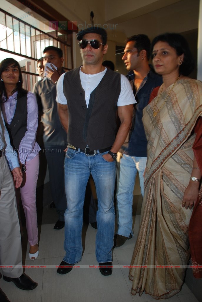 Salman Khan promotes Veer at college fest Event hd photo
