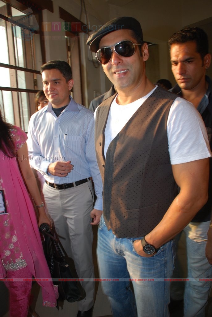 Salman Khan promotes Veer at college fest Event hd photo