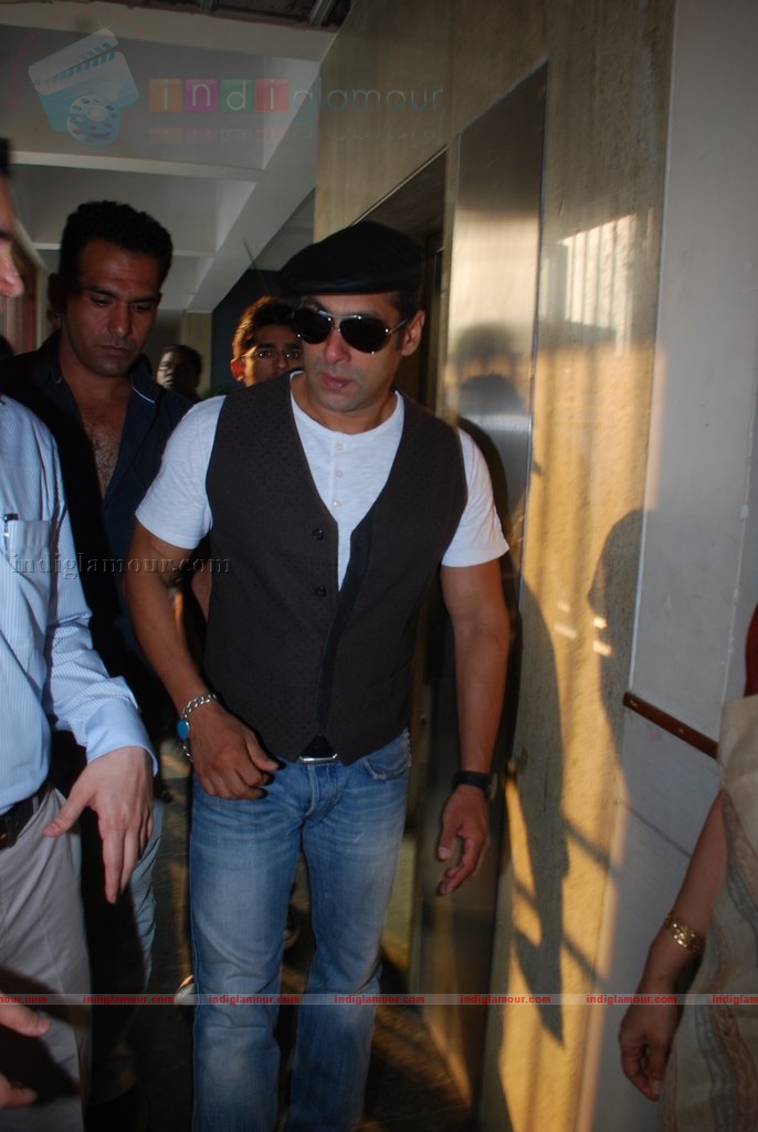 Salman Khan promotes Veer at college fest Event hd photo