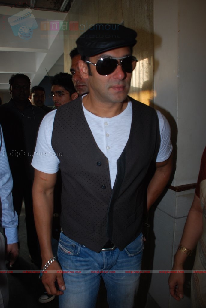 Salman Khan promotes Veer at college fest Event hd photo