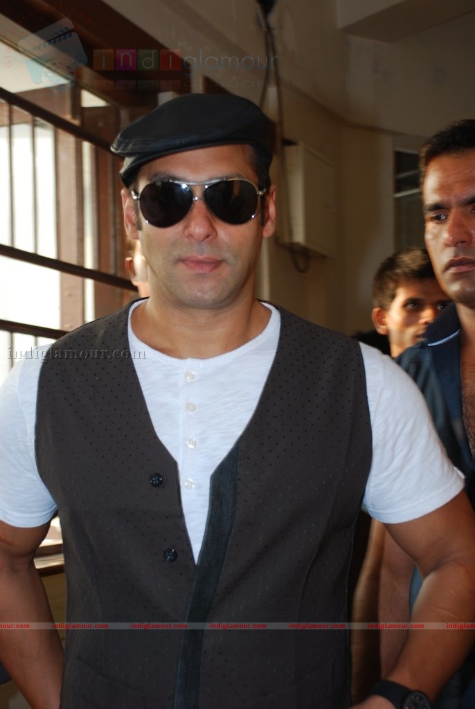Salman Khan promotes Veer at college fest Event hd photo