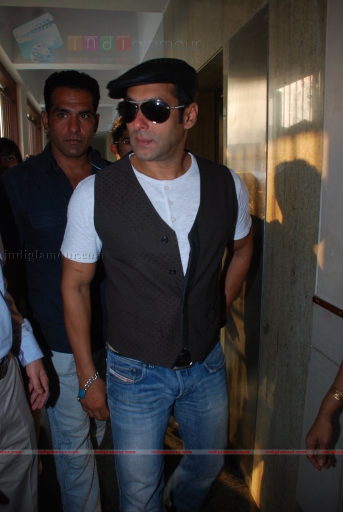 Salman Khan promotes Veer at college fest Event hd photo