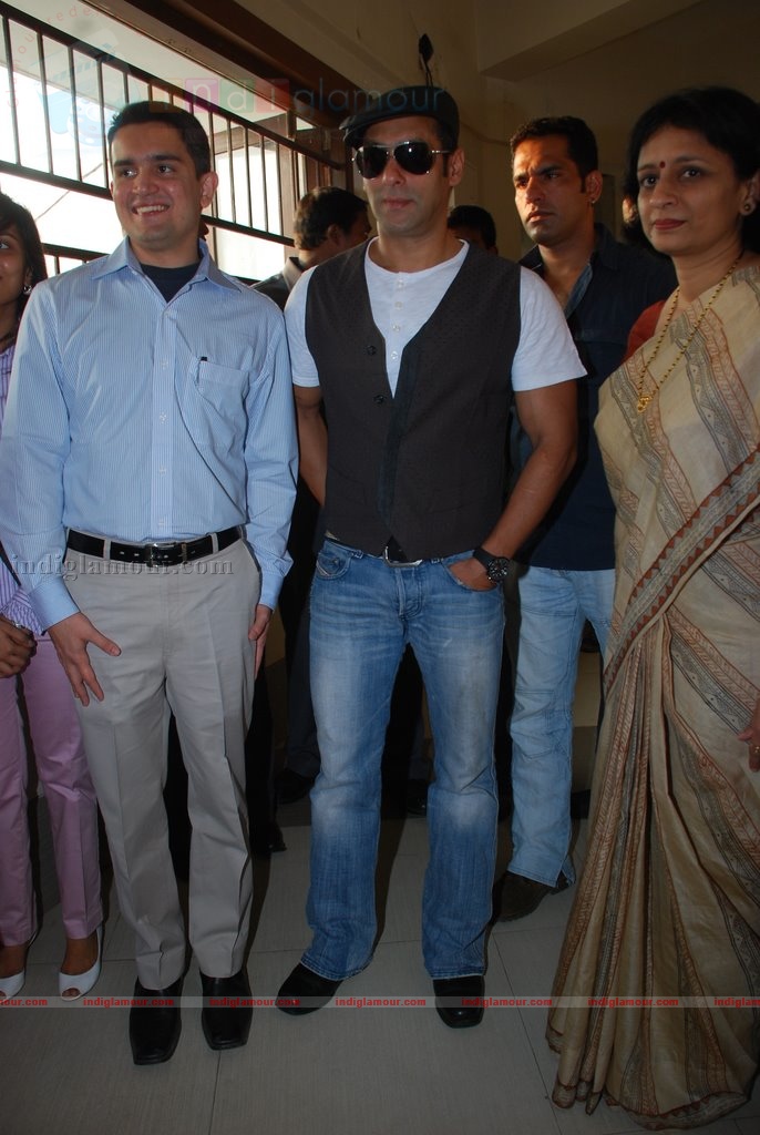 Salman Khan promotes Veer at college fest Event hd photo
