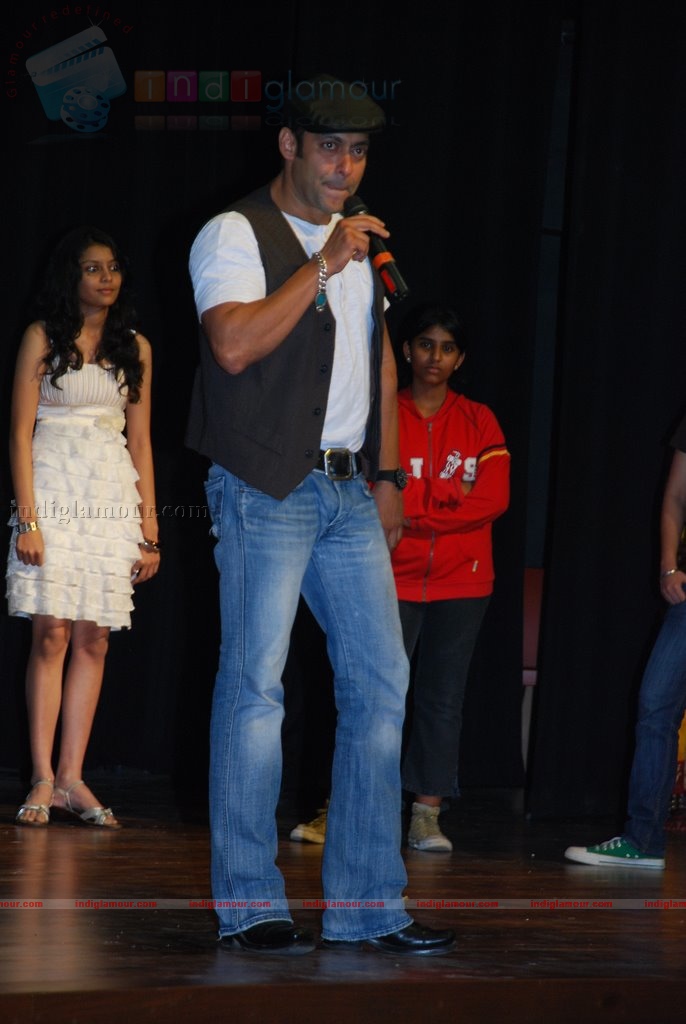Salman Khan promotes Veer at college fest Event hd photo