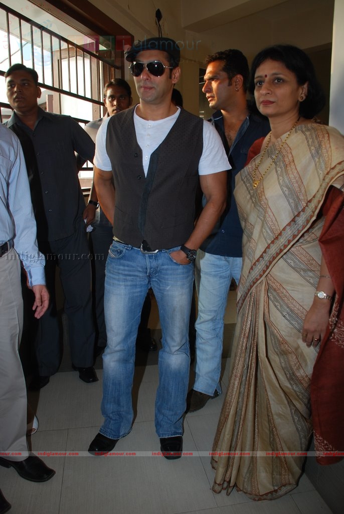 Salman Khan promotes Veer at college fest Event hd photo