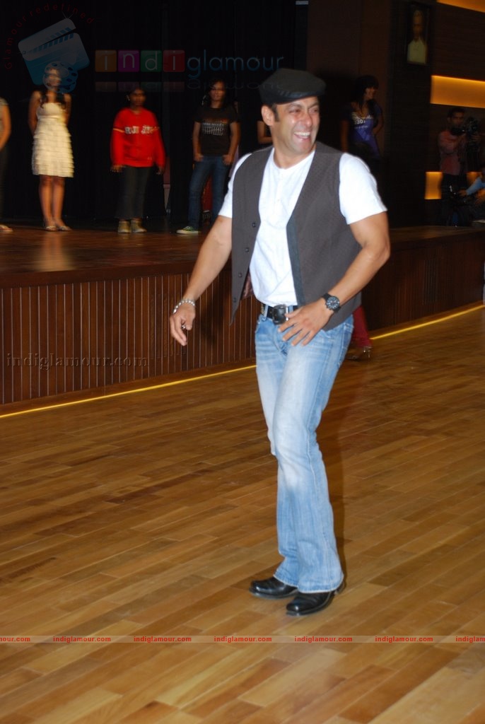 Salman Khan promotes Veer at college fest Event hd photo