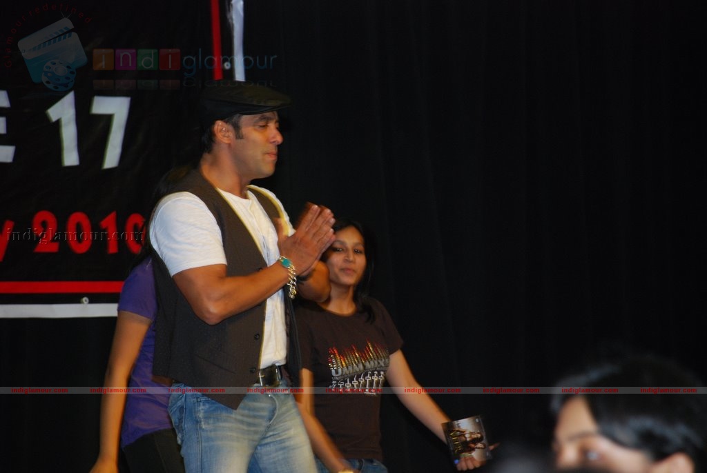 Salman Khan promotes Veer at college fest Event hd photo