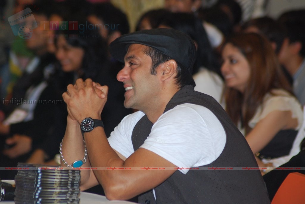 Salman Khan promotes Veer at college fest Event hd photo