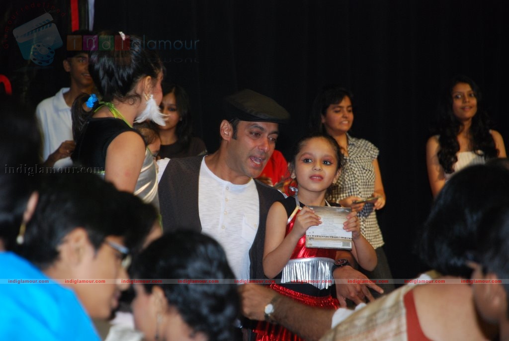 Salman Khan promotes Veer at college fest Event hd photo