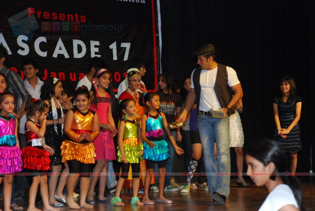 Salman Khan promotes Veer at college fest Event hd photo