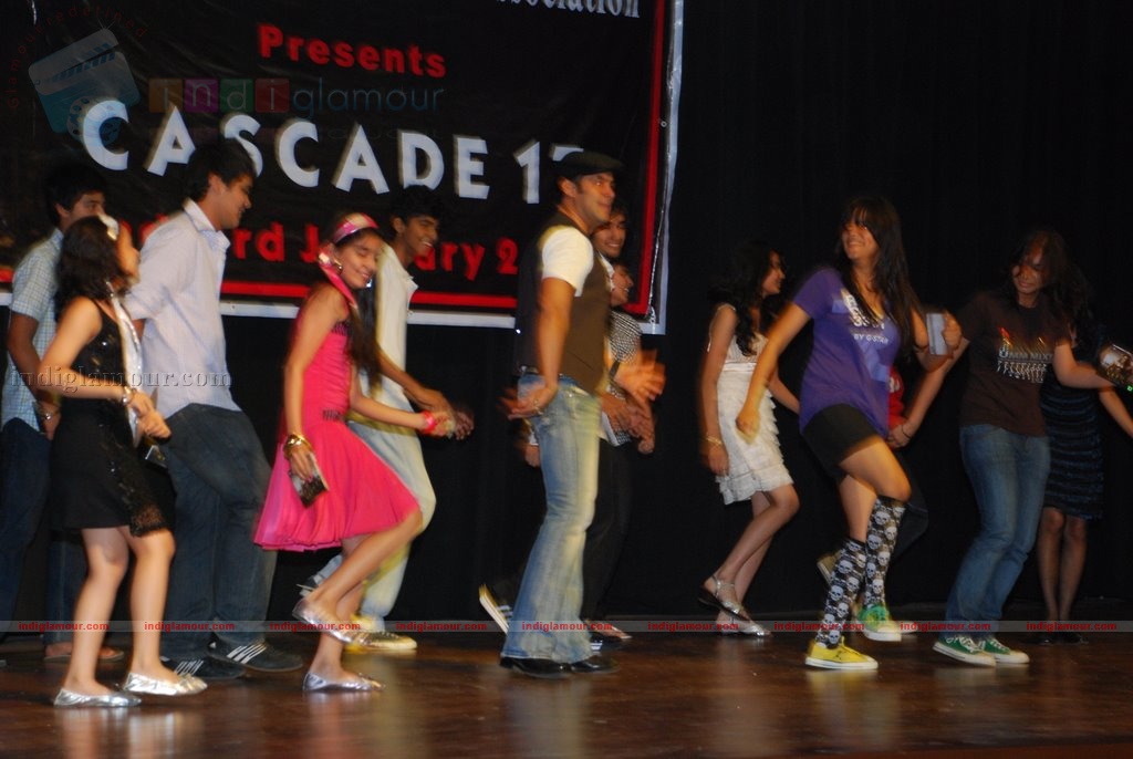 Salman Khan promotes Veer at college fest Event hd photo