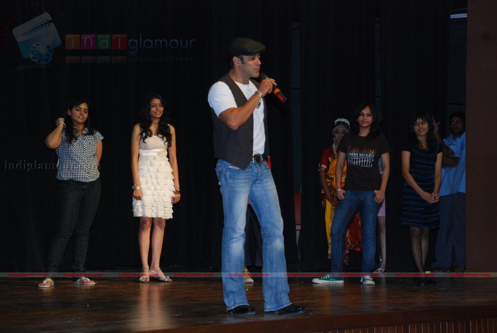 Salman Khan promotes Veer at college fest Event hd photo
