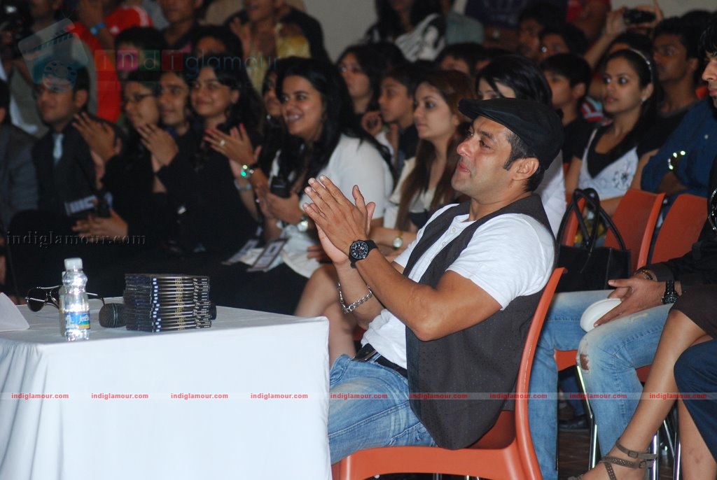 Salman Khan promotes Veer at college fest Event hd photo