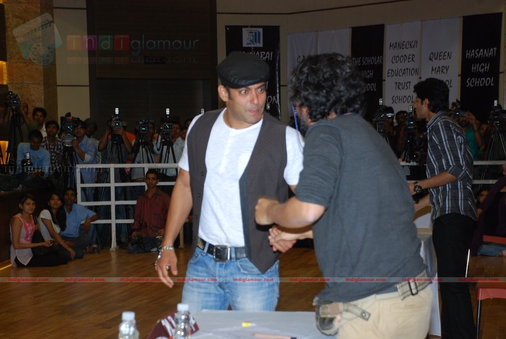 Salman Khan promotes Veer at college fest Event hd photo