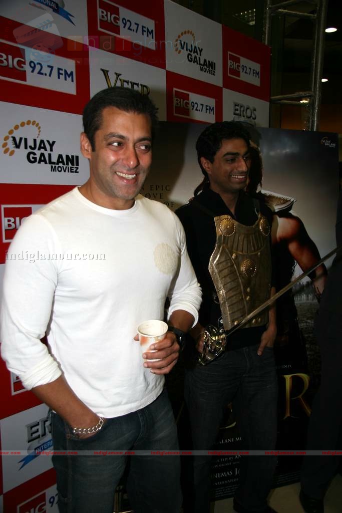 Salman Khan promotes Veer at Big FM Event hd photo