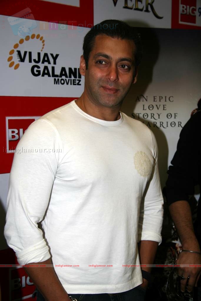 Salman Khan promotes Veer at Big FM Event hd photo
