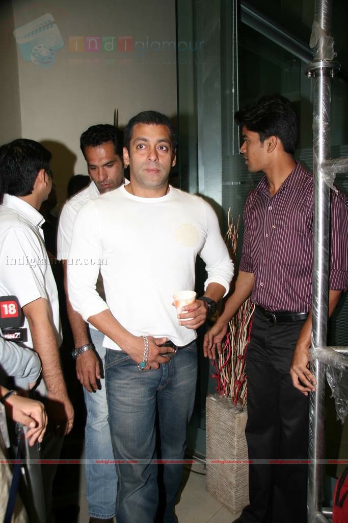 Salman Khan promotes Veer at Big FM Event hd photo