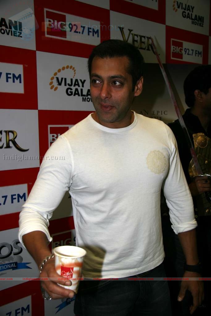 Salman Khan promotes Veer at Big FM Event hd photo