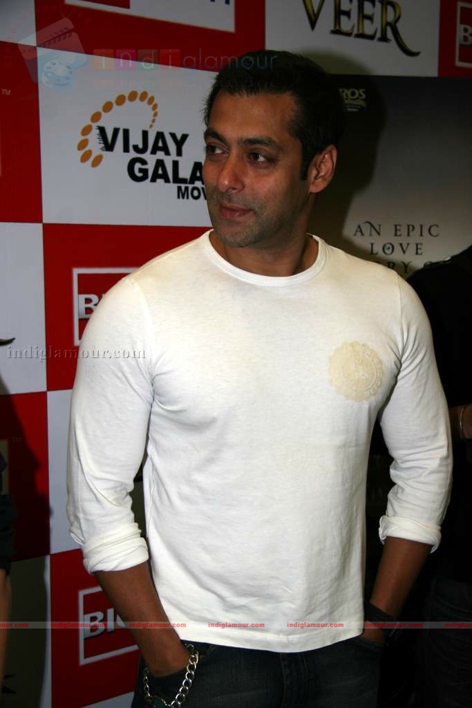 Salman Khan promotes Veer at Big FM Event hd photo