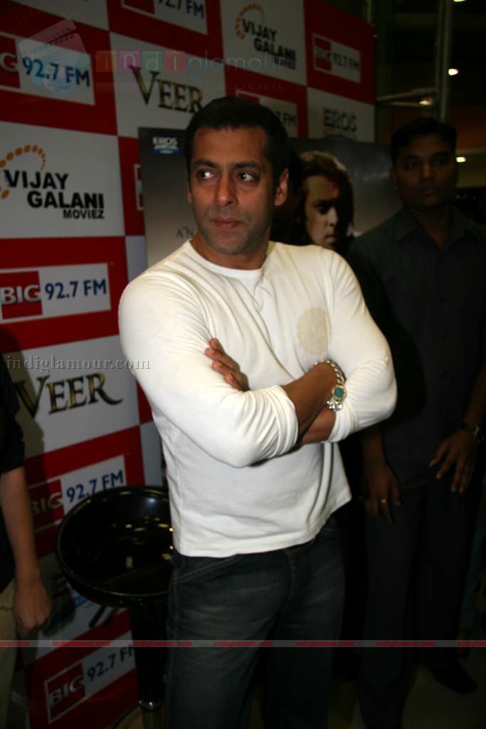 Salman Khan promotes Veer at Big FM Event hd photo