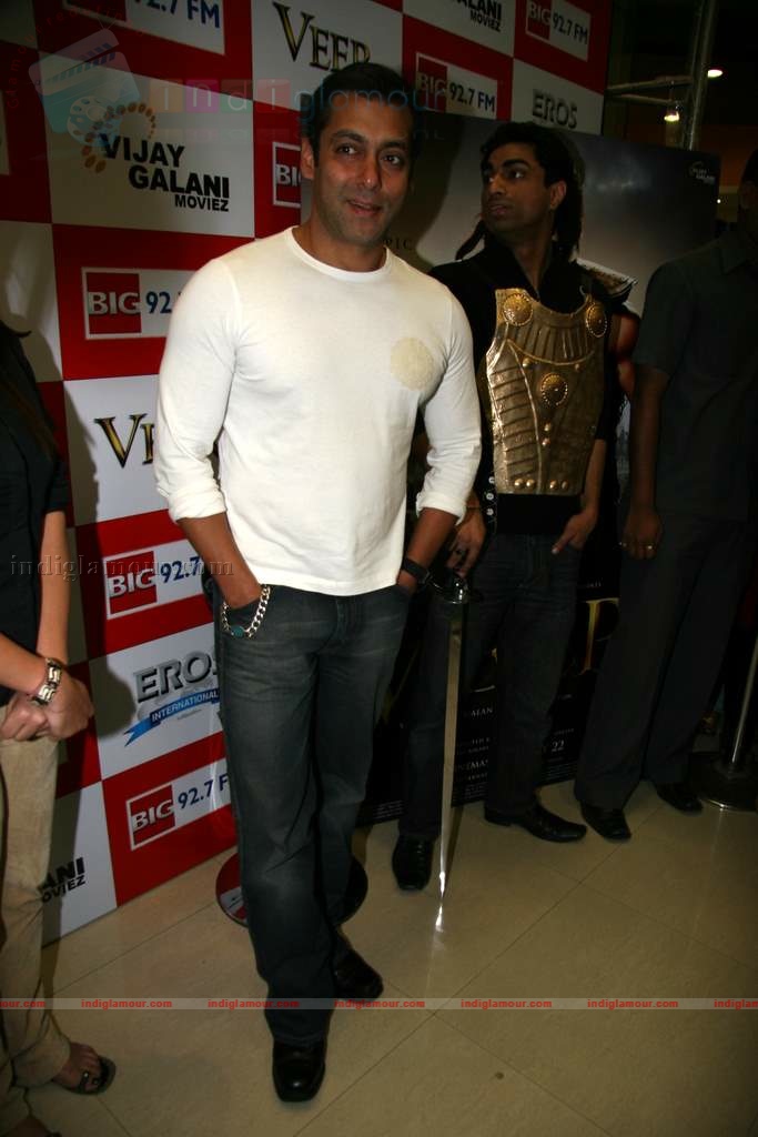 Salman Khan promotes Veer at Big FM Event hd photo