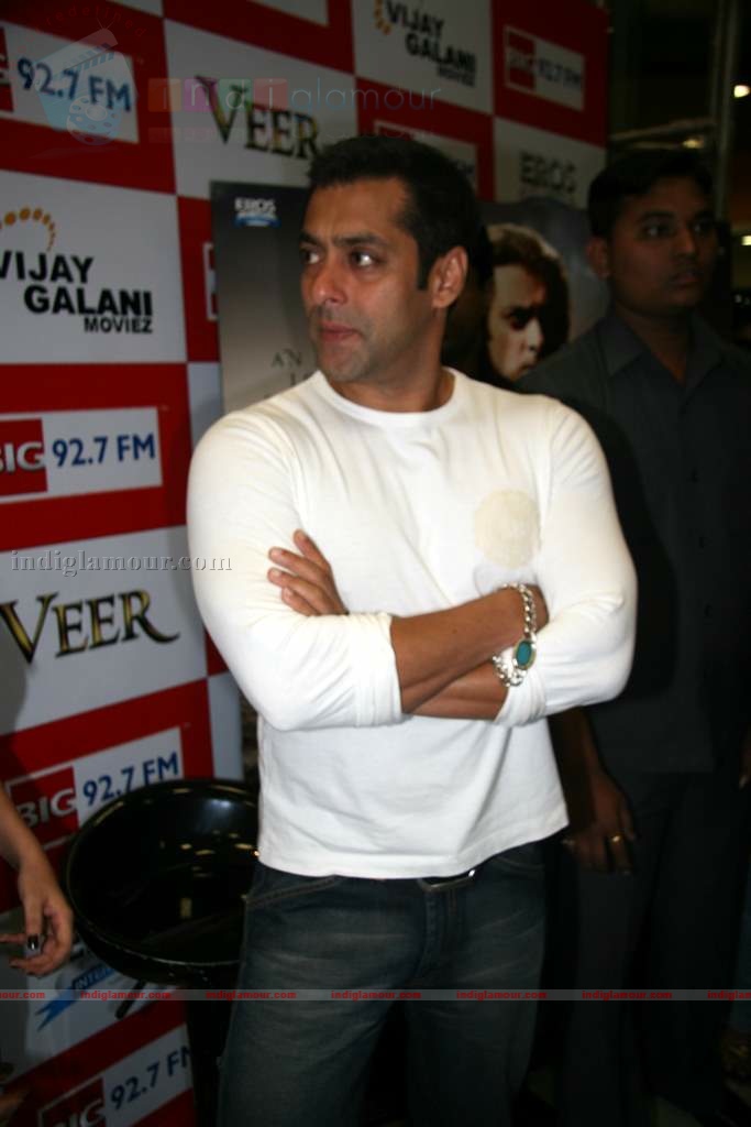 Salman Khan promotes Veer at Big FM Event hd photo