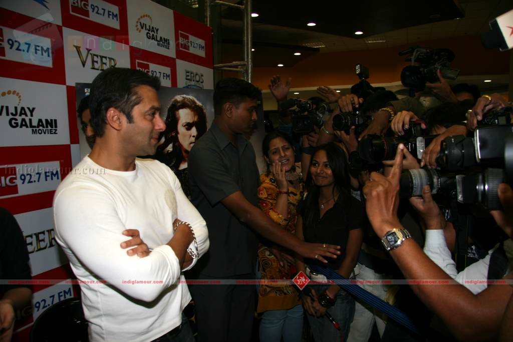 Salman Khan promotes Veer at Big FM Event hd photo