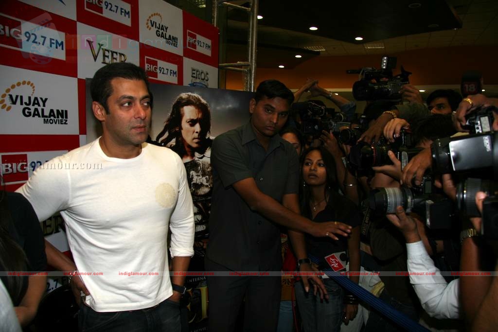 Salman Khan promotes Veer at Big FM Event hd photo