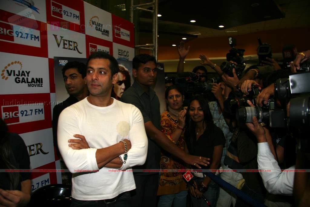Salman Khan promotes Veer at Big FM Event hd photo