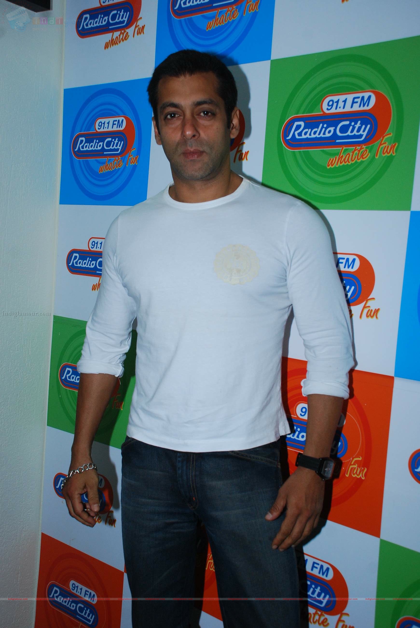 Salman promotes Veer at Radiocity Event hd photo