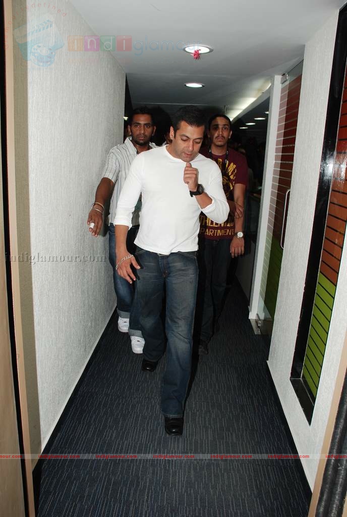 Salman promotes Veer at Radiocity Event hd photo