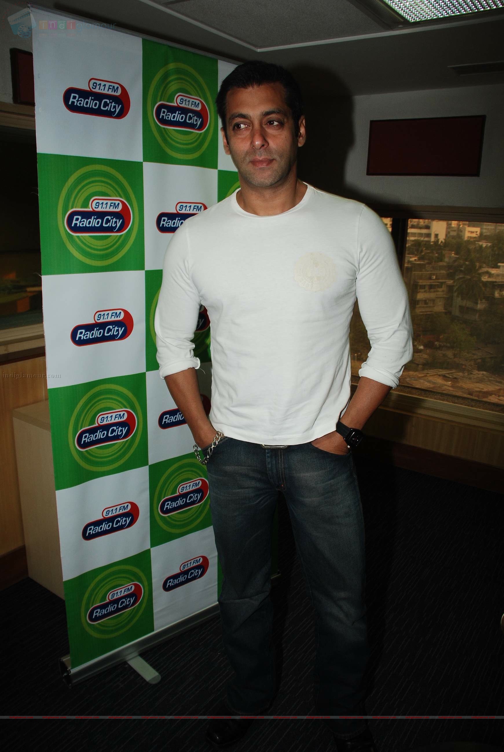 Salman promotes Veer at Radiocity Event hd photo