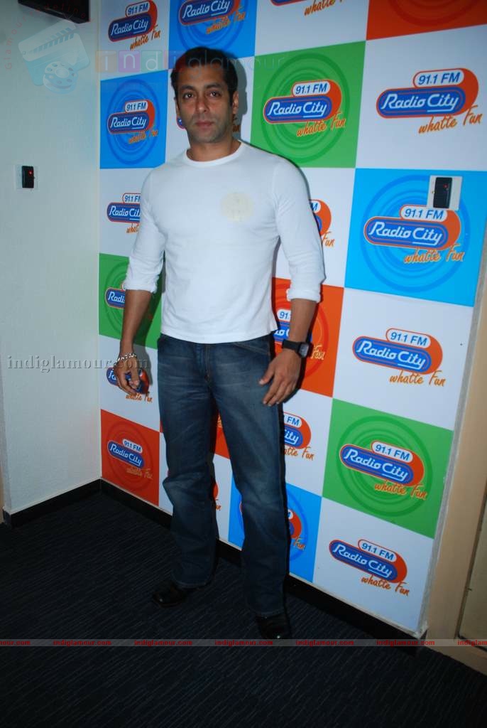 Salman promotes Veer at Radiocity Event hd photo