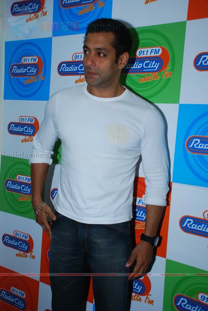 Salman promotes Veer at Radiocity Event hd photo