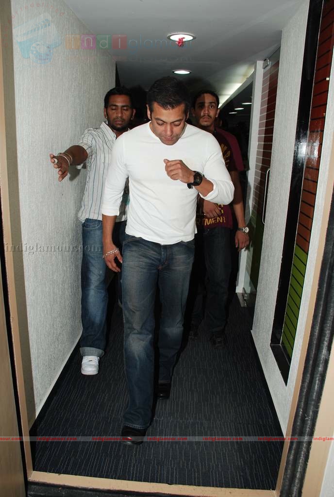 Salman promotes Veer at Radiocity Event hd photo