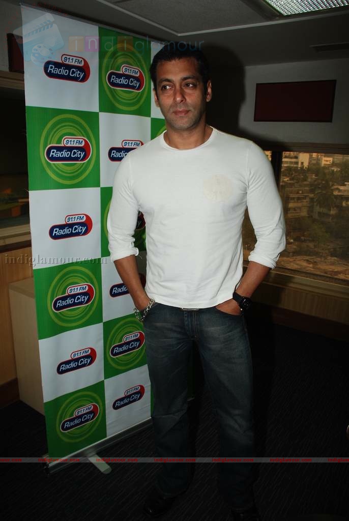 Salman promotes Veer at Radiocity Event hd photo