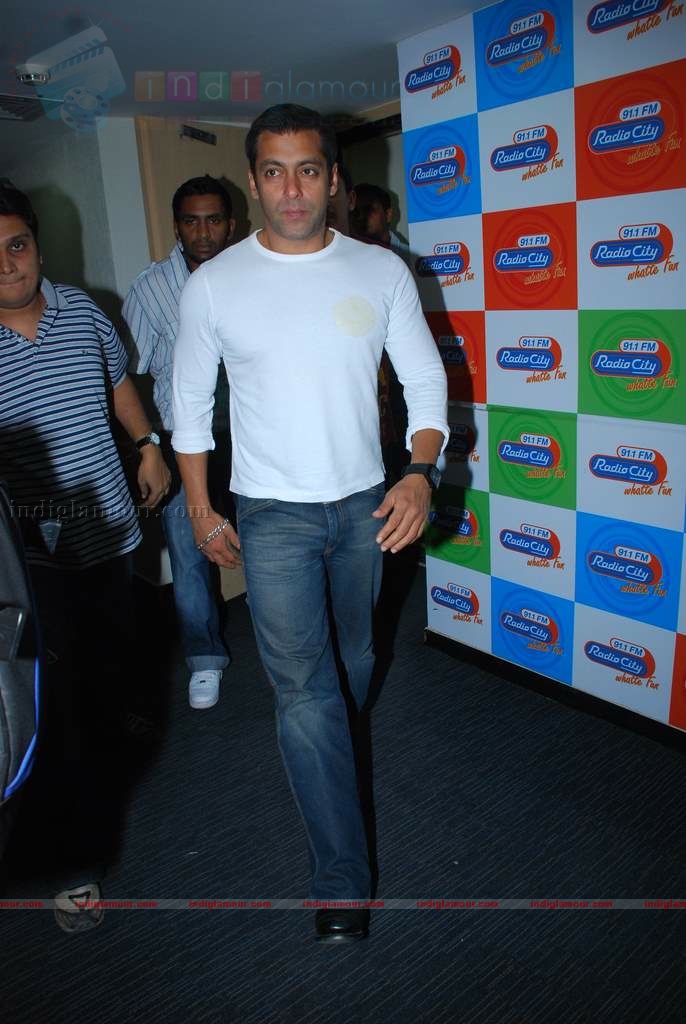 Salman promotes Veer at Radiocity Event hd photo