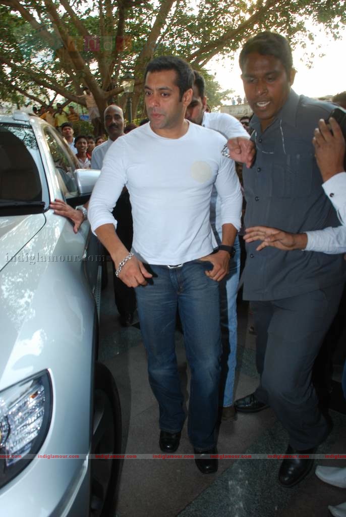 Salman promotes Veer at Radiocity Event hd photo