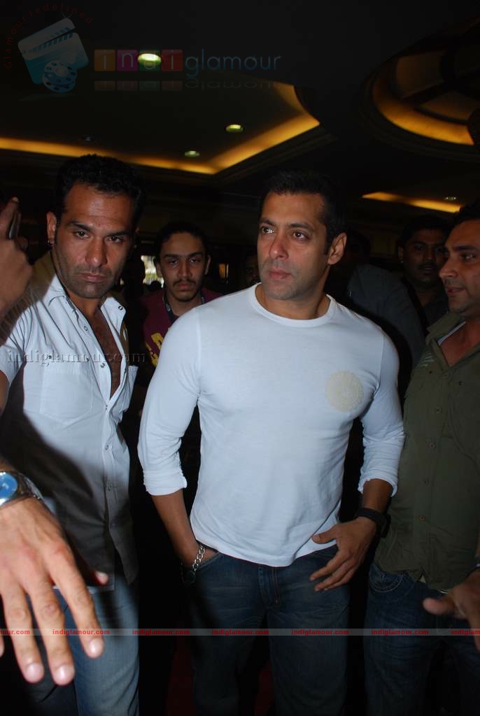 Salman promotes Veer at Radiocity Event hd photo