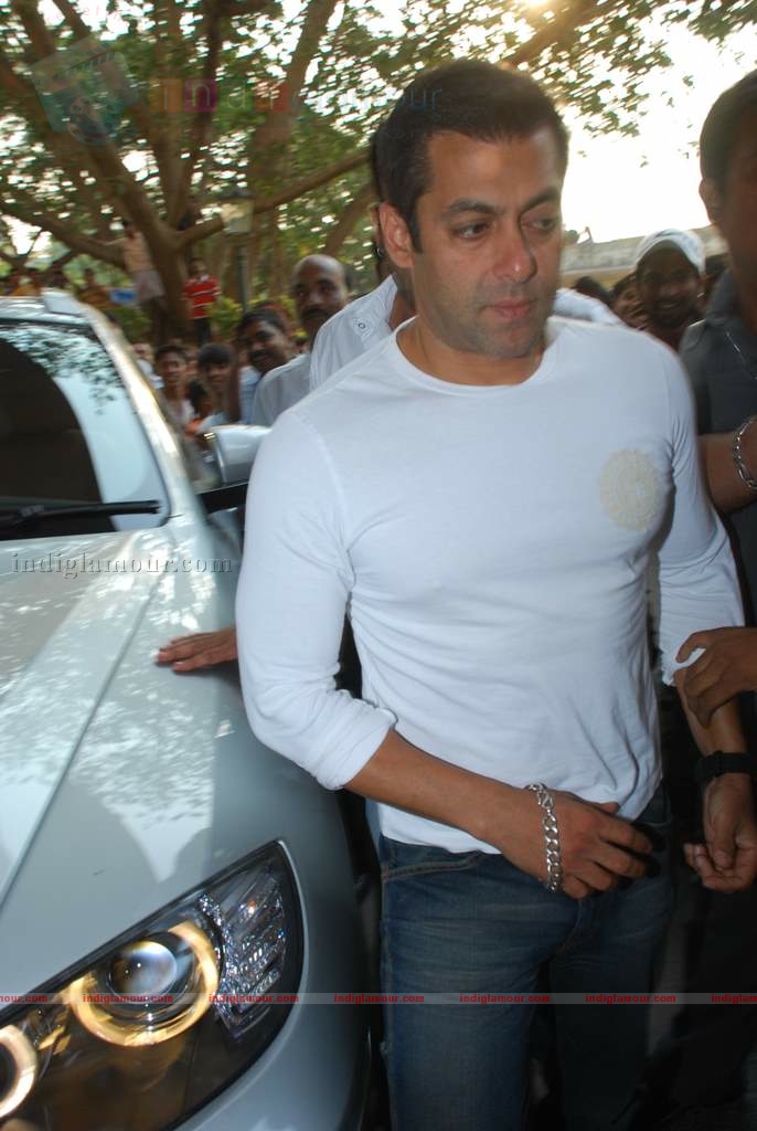 Salman promotes Veer at Radiocity Event hd photo