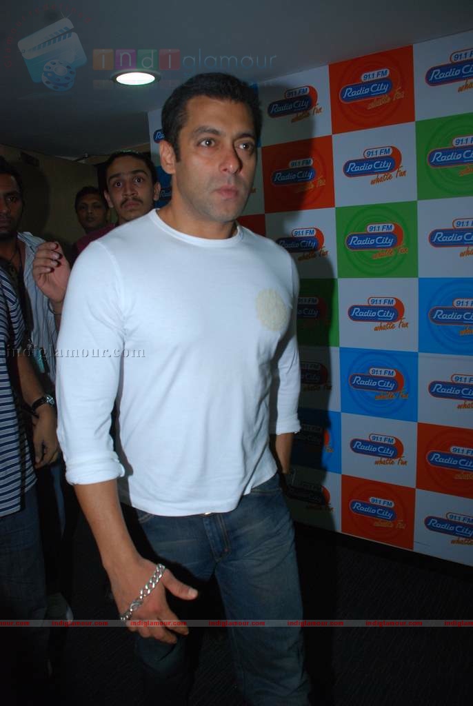Salman promotes Veer at Radiocity Event hd photo