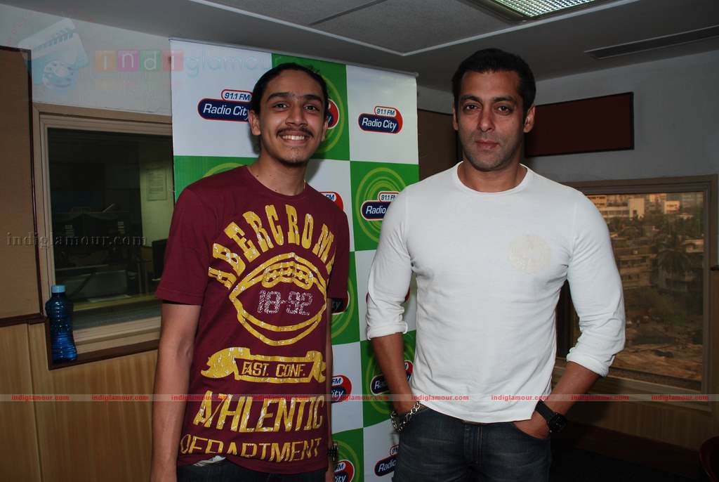 Salman promotes Veer at Radiocity Event hd photo