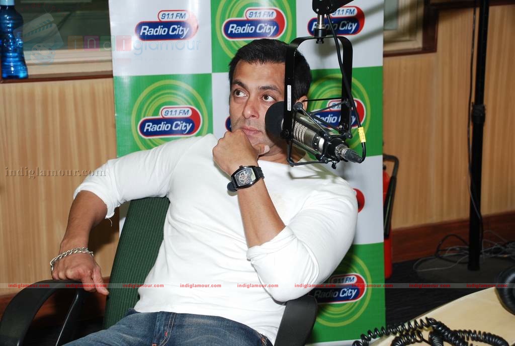Salman promotes Veer at Radiocity Event hd photo
