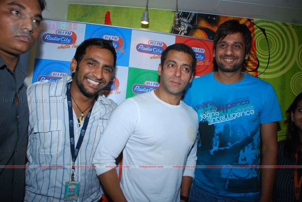 Salman promotes Veer at Radiocity Event hd photo